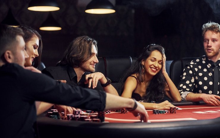 Dealer Three Card Poker sedang membagikan kartu di studio live setar77